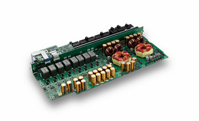 Slika internih komponenti pojačala XM-8ES na matičnoj ploči