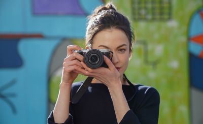 Retrato de una mujer tomando fotos al aire libre