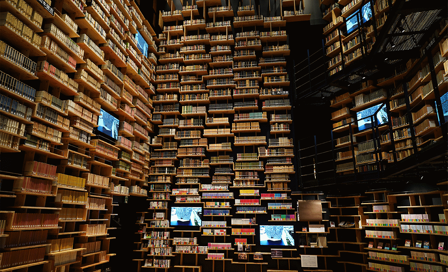 Imagem do interior de uma biblioteca captada com esta lente a alta resolução em todos os cantos