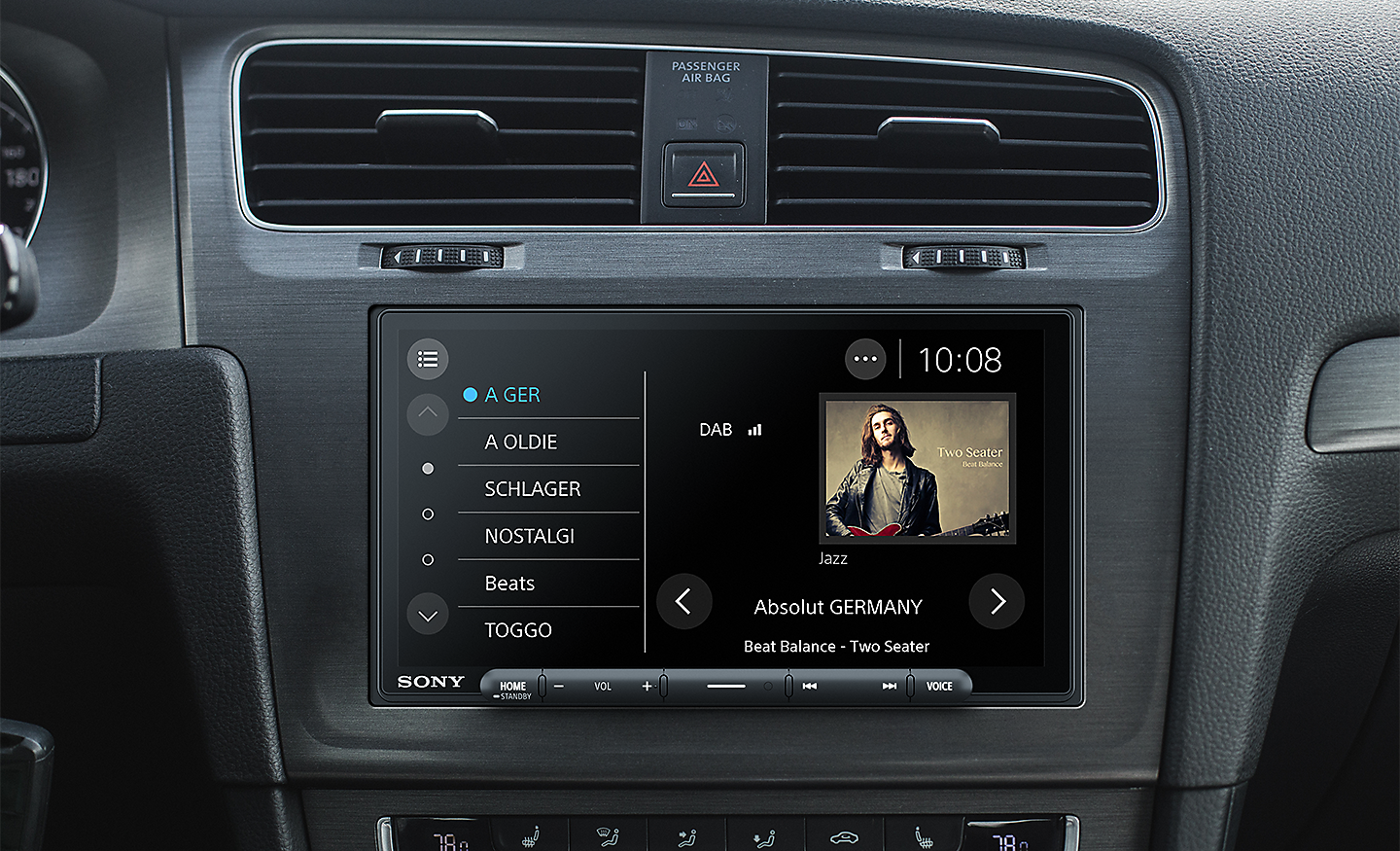 Bilde av XAV-AX6050 på et dashbord med et DAB-radiogrensesnitt på skjermen