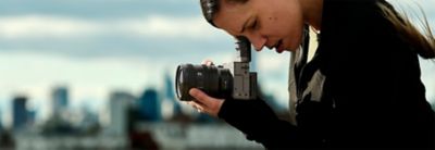 Bild av en kvinna som håller en FX2 och tittar genom sökaren med höger öga