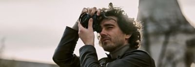 Anwendungsbild, das einen Mann zeigt, der einen besonderen Moment festhält, während er die RX1R III in beiden Händen hält