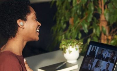 Мужчина в наушниках WF-1000XM4, разговаривающий по смартфону с помощью функции hands-free