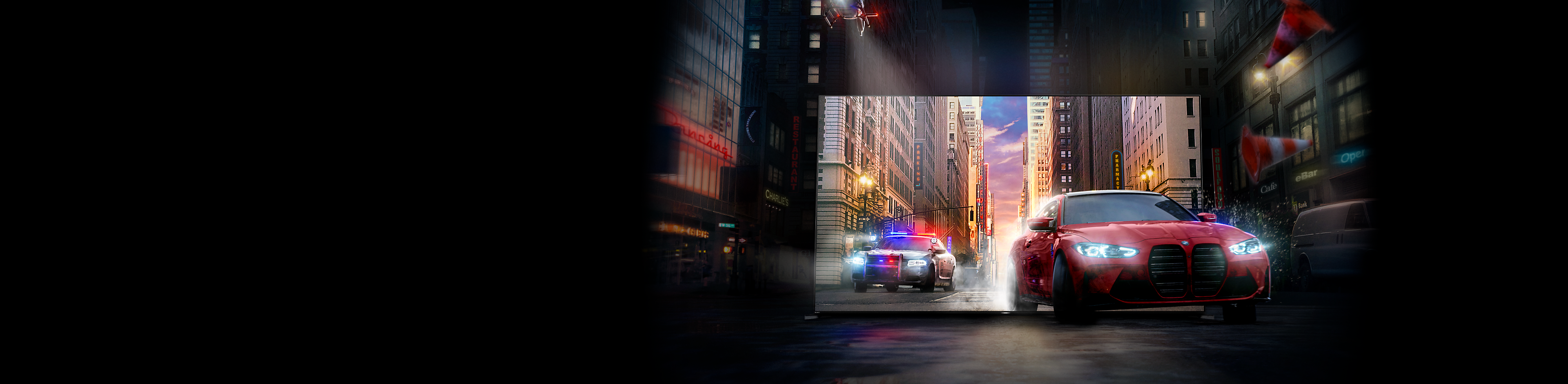 Червена кола, преследвана от полицейска кола, изскачат от екрана на телевизор BRAVIA на улица в града