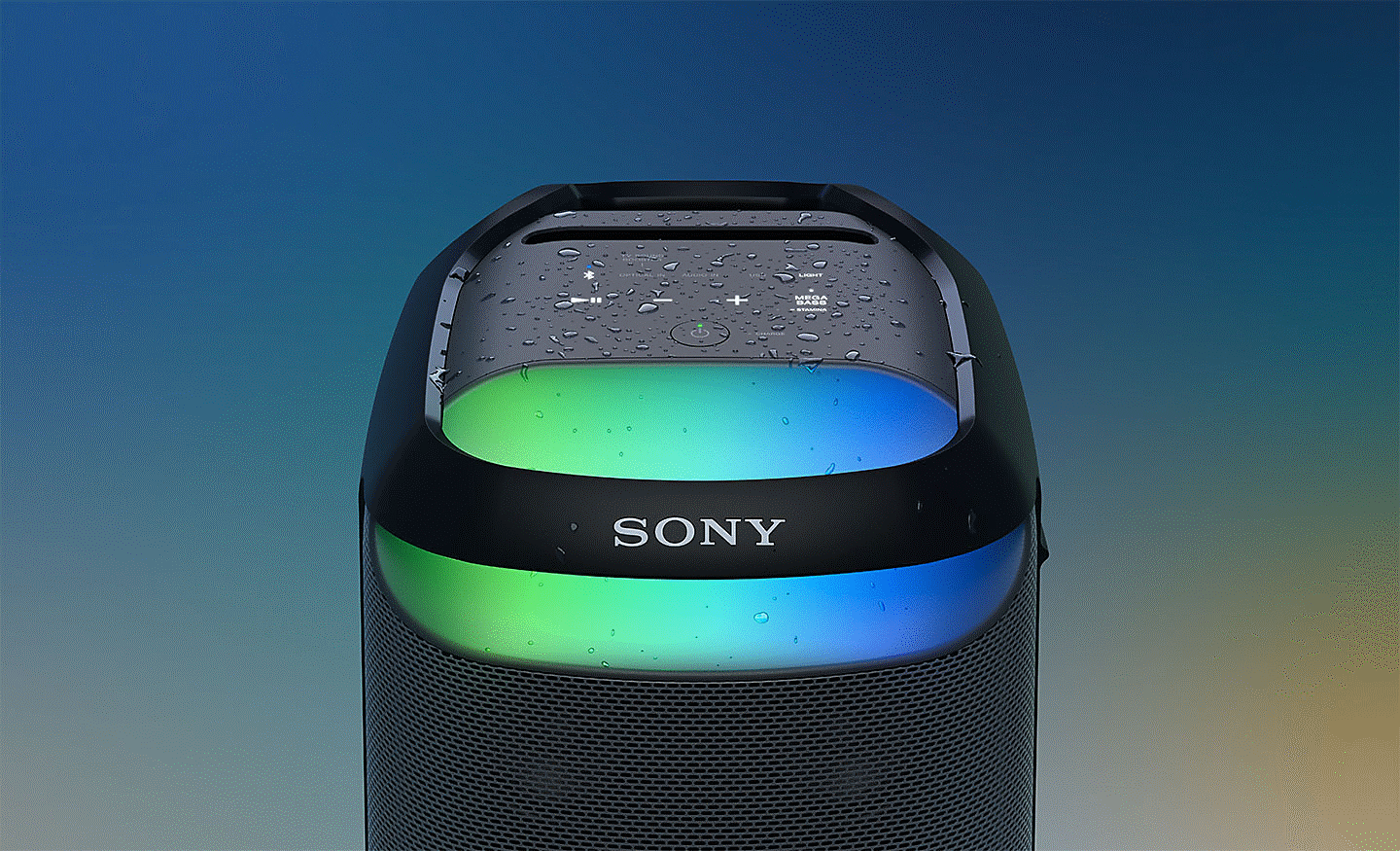 Close up bagian atas speaker SRS-XV800 dengan lampu suasana biru dan hijau dam tetesan air di atasnya