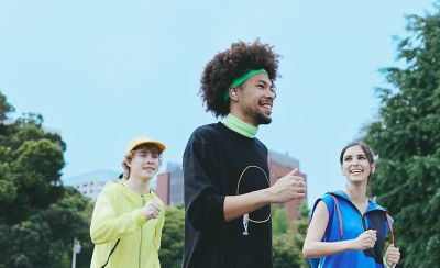 Three friends running, one of whom is wearing LinkBuds Open earbuds.