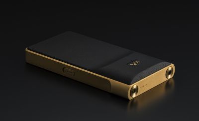 Vinklad bild bakifrån av Sony NW-WM1ZM3 WALKMAN mot en mörk, reflekterande yta