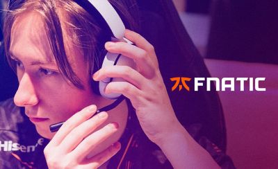 A FNATIC gamer adjusting the microphone on the INZONE H5 headphones