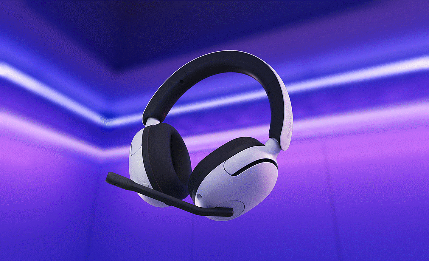 „INZONE H5“ ausinių su mikrofonu naudojimo padėtyje vaizdas, mėlynos bei violetinės spalvos apšvietimas fone