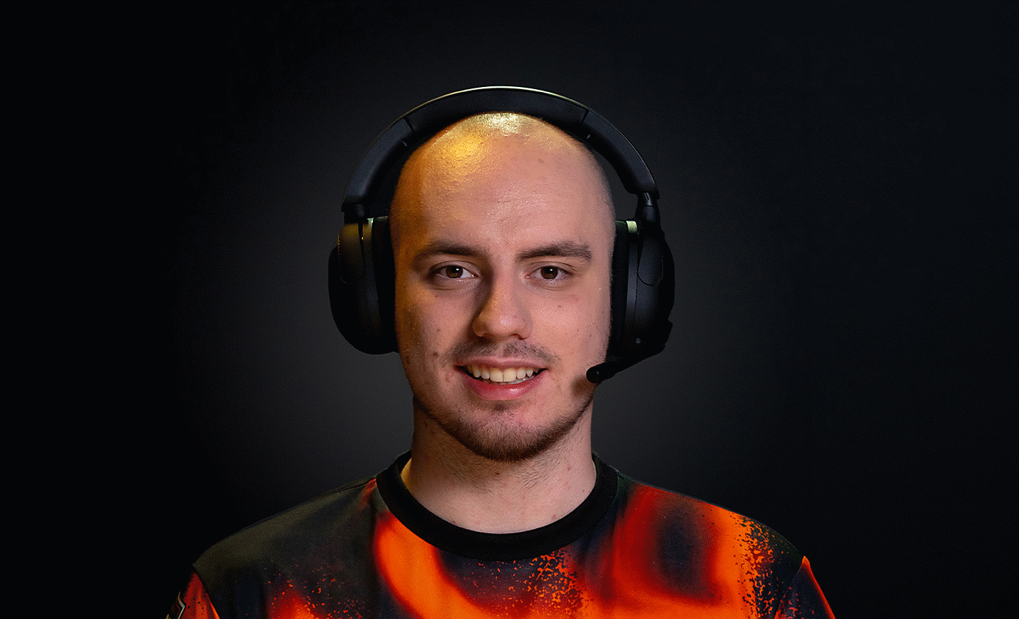 Snímek Derkeho s nasazenými černými sluchátky INZONE H5 pořízený z profilu