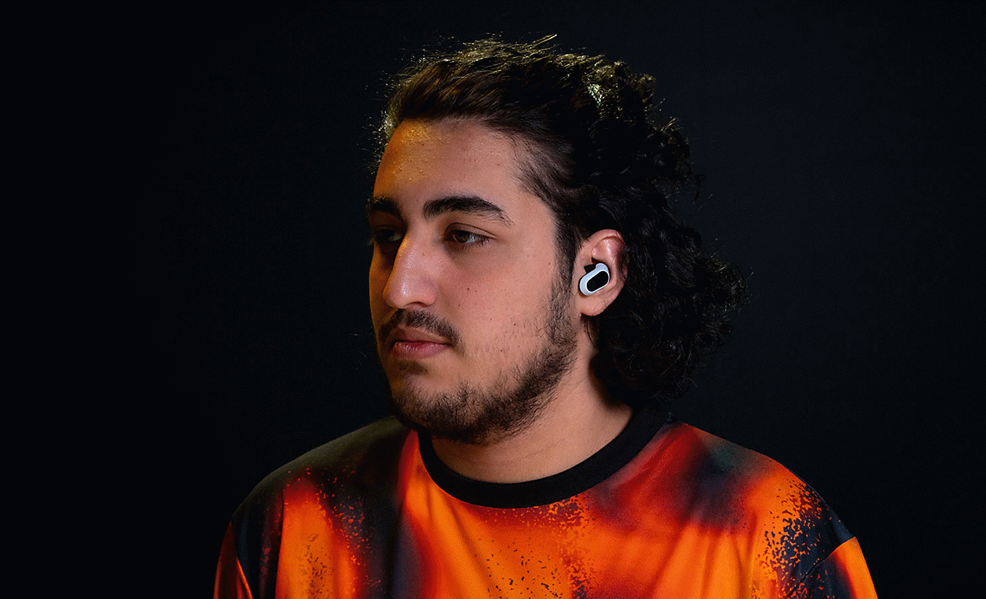 Слика од Alfajer во профил кој носи бели слушалки INZONE Buds
