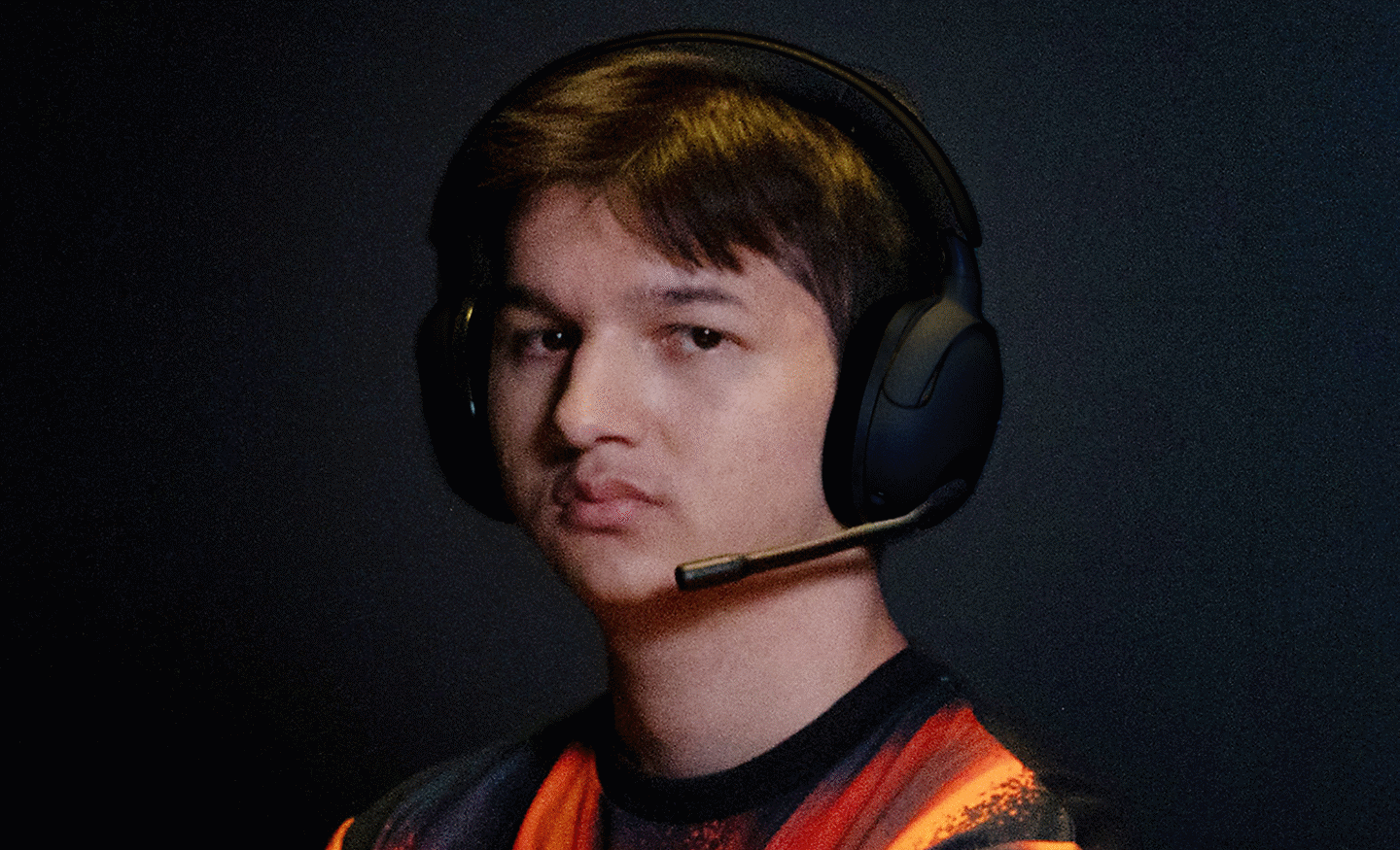 Profilna slika igrača Leo na kojoj nosi par crnih slušalica INZONE H5