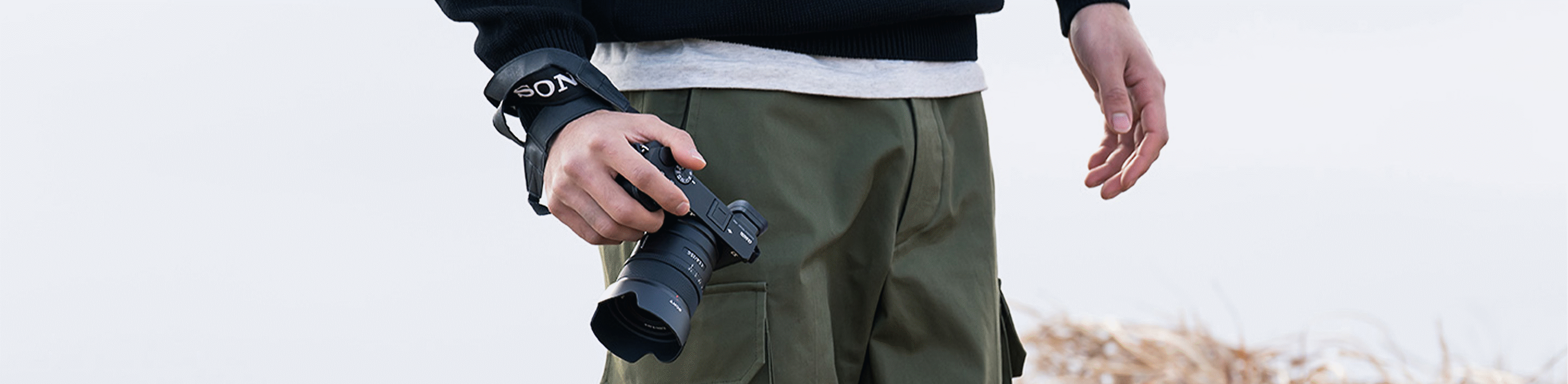 Imagen de un hombre portando una cámara en la mano