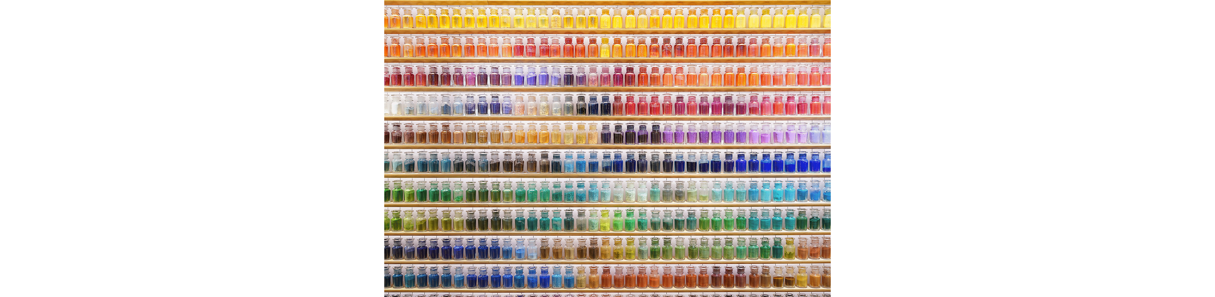 Слика од ѕид со шишиња во разни бои