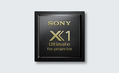Logo des X1 Ultimate für Projektoren von Sony auf quadratischer schwarzer Fläche auf grauem Hintergrund
