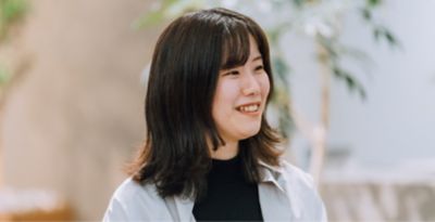 여성 인터뷰어의 사진