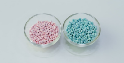 חומרי פלסטיק ממוחזרים בצבעי כחול וורוד בהיר