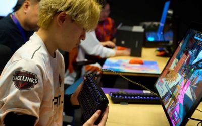 Image of Fnatic VALORANT pro player YukaF testing the INZONE KBD-75 keyboard