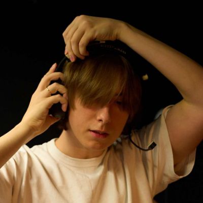 Bild des Fnatic VALORANT-Profispielers Chronicle, der das Headset INZONE H9 II testet