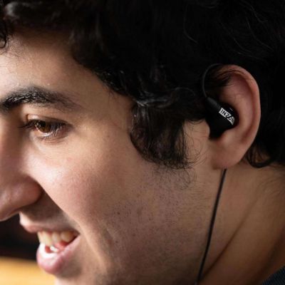 Bild des Fnatic VALORANT-Profispielers Alfajer, der das Headset INZONE E9 testet