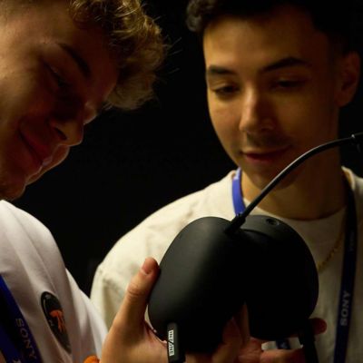 Bild der Fnatic VALORANT-Profispieler Kaajak und Crashies, die das Headset INZONE H9 II testen