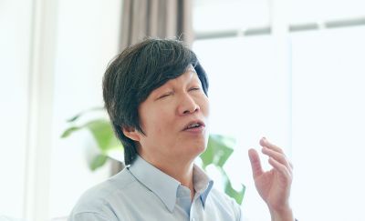 M. Suzuki en train de parler