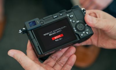 The α7C II's screen asks, "Would you like to set up accessibility features such as text-to-speech?" and the options "set, not now", and the button "set" is selected.