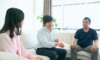 Ms Abe, Mr Suzuki and Mr Hatanaka talking on the sofa.