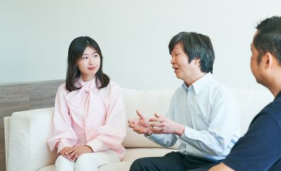 Ms Abe, Mr Suzuki and Mr Hatanaka talking on the sofa.