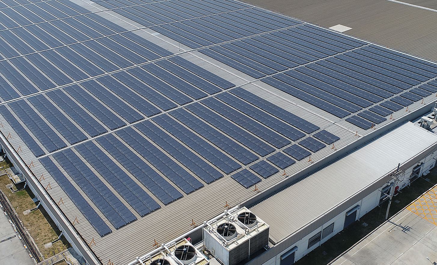 Fotografía del techo de la fábrica de Sony EMCS (Malasia) cubierto por paneles solares