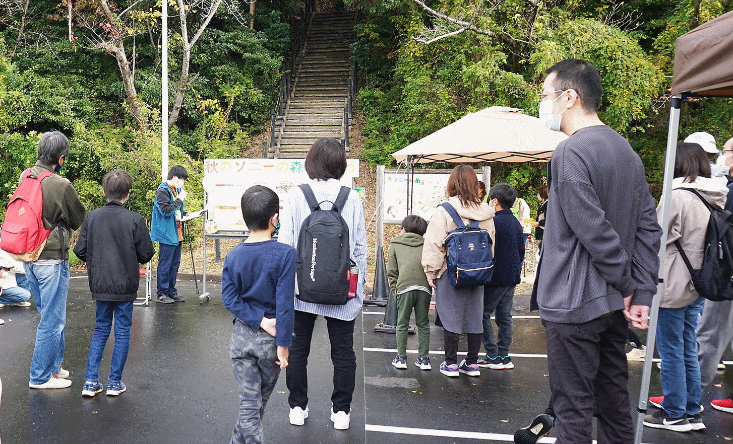 Photo d'un événement de sensibilisation à l'environnement organisé dans une forêt du site de Kohda, au Japon