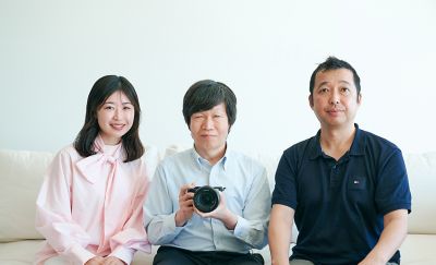 Ms Abe, Mr Suzuki, and Mr Hatanaka sit side by side on the sofa in this group photo. Mr. Suzuki is holding a full-frame mirrorless SLR camera "α7C II".