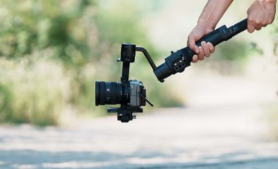 Imagen de uso con FX3 en un estabilizador, con el lente FE de 16-35 mm F2.8 GM II acoplado