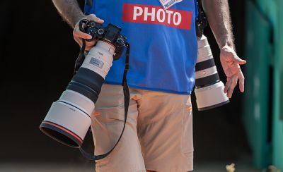 Imagen de uso que muestra a un fotógrafo llevando dos cámaras con lente teleobjetivo