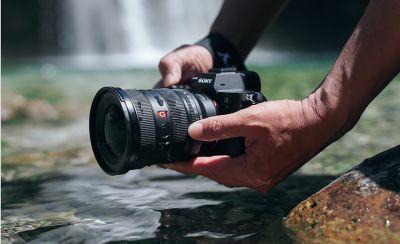 Acercamiento de una persona haciendo capturas junto al agua.
