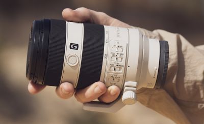 Image montrant le boîtier de l'objectif tenu dans le creux de la main d'un utilisateur pour souligner sa compacité