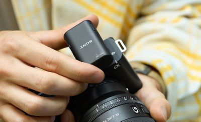 Imagen del uso del micrófono-receptor conectado con la cámara