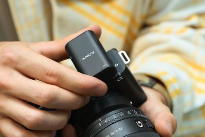 Imagen del uso del micrófono-receptor conectado con la cámara