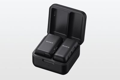 Imagen de producto del micrófono y receptor en el estuche de carga