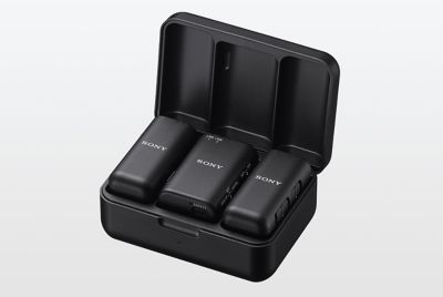 Imagen de producto del micrófono y receptor en el estuche de carga