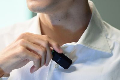 Imagen de un usuario conectando el micrófono a su ropa