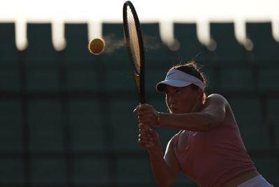 Imagen de ejemplo de una mujer jugando tenis