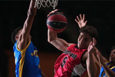 Imagen de ejemplo de jugadores de baloncesto bajo una canasta