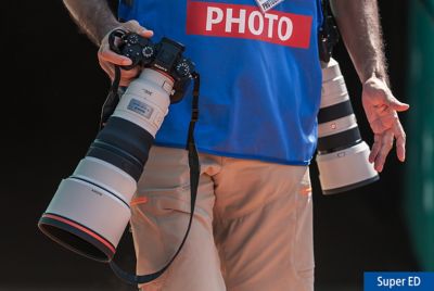 Imagen de uso que muestra a un fotógrafo llevando dos cámaras con lente teleobjetivo