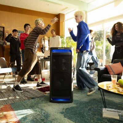 ULT TOWER 9 está ubicada en el centro del lugar donde los amigos disfrutan bailando juntos.