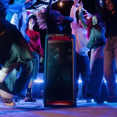 Personas bailando alrededor del ULT TOWER 9, que es de color rojo.