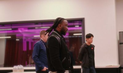 Empleados y creadores de Sony creando en colaboración en una experiencia auditiva de sonido compartida.