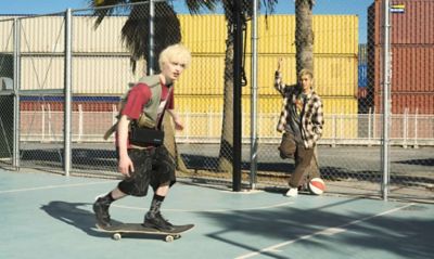 Imagen de andar en patineta con ULT FIELD 3 en el cuerpo