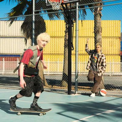 Imagen de andar en patineta con ULT FIELD 3 en el cuerpo