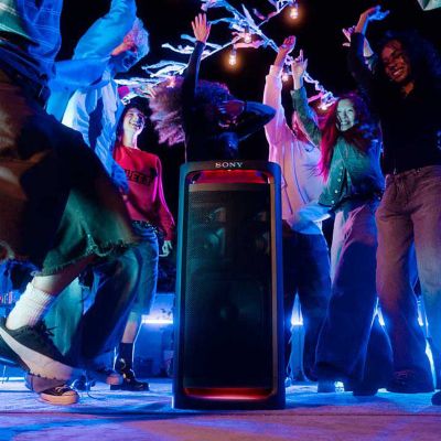 Personas bailando alrededor del ULT TOWER 9, que es de color rojo.